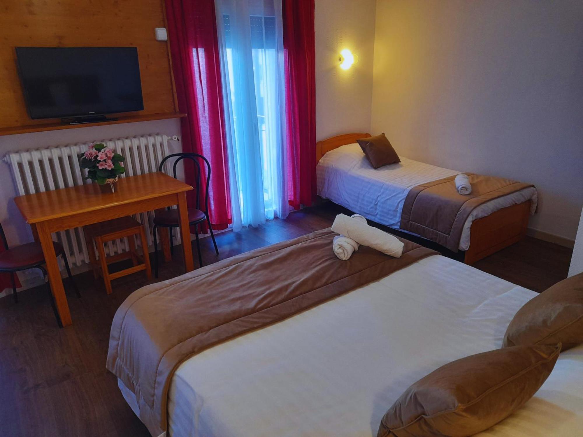 Le Catalan - Hotel Et Appartements Mont-Louis Exterior photo